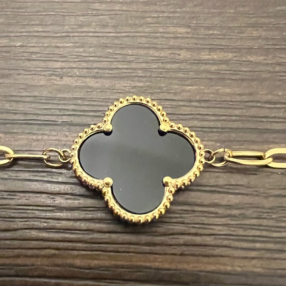 GOLD STAINLESS STEEL BRACELET WITH BLACK FOUR LEAF CLOVER - Picture 3 of 6